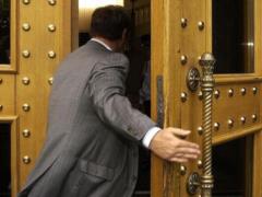 Чиновникам запретили работать из-за границы без оформления командировки