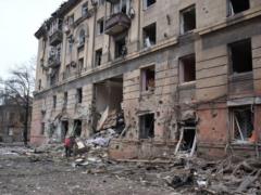 У Маріуполі окупанти розпочали масову ексгумацію тіл похованих мешканців