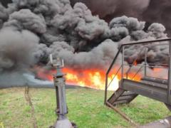 Росіяни обстріляли Лисичанський нафтопереробний завод. Йде велика пожежа