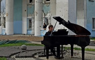 In Irpin, the world-famous pianist played at the destroyed House of Culture
