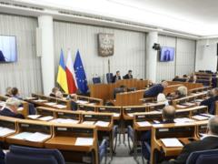 Сенат Польши продлил выплату пособий украинским беженцам