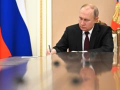FT: Putin has brazenly broken the nuclear taboo since the Cuban Missile Crisis