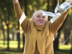 Пенсию в Украине теперь можно оформить на полтора года раньше