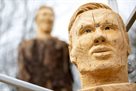 На честь Голанда виготовляють 700-кілограмову дерев’яну скульптуру в його рідному місті