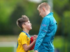 Zinchenko meets 10-year-old Ukrainian refugee at Manchester City base