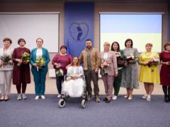 Zelensky presented awards to nurses who saved people under shelling