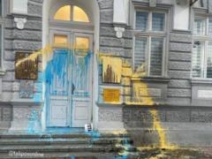 У Криму партизани розфарбували будівлю адміністрації Євпаторії у синьо-жовтий колір