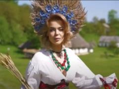 Alina Grosu in a wreath and an old vyshyvanka made a video in Chernivtsi, in which she showed her family