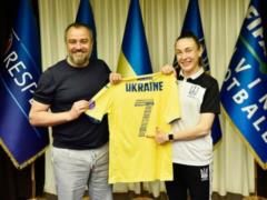  Символ свободы и непокоренности Украины : украинскую рефери, которую оккупанты держали в тюрьме в Новой Каховке, удалось эвакуи