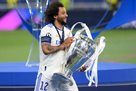 Marcelo won 25 trophies in an hour of playing at the Real Madrid warehouse