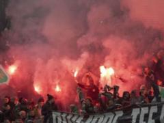 Fans of the most titled club of the French Championship threw fires at their players: video of real chaos