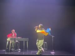 Билли Айлиш на концерте в Германии поцеловала флаг Украины