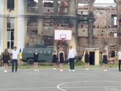 Видеофакт: Выпускники 134-й харьковской школы станцевали вальс на руинах своей школы