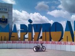 The invaders in Mariupol began to demolish the blue-yellow stele with the name of the city