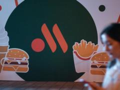 Российский  Mcdonald s  украл логотип у производителя корма для животных