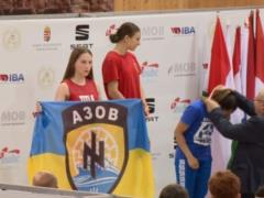 В Угорщині організатори боксерського турніру змусили українську призерку згорнути прапор полку  
