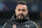 Piza looks at De Dzerbi at the landing of the head coach