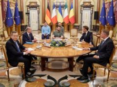 Германия, Франция, Италия и Румыния выступают за  немедленное  предоставление Украине статуса кандидата в ЕС — Макрон