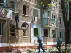 A resident of Kramatorsk showed the conditions in which people live in a house destroyed by a blast wave