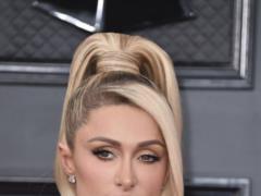 Paris Hilton has a bracelet in blue and yellow colors: “I put it on and didn’t take it off”