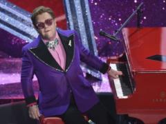 Elton John stopped his concert when he saw a fan with the Ukrainian flag – video