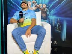 Usyk sang Scriabin s hit loudly against the background of the Ukrainian flag: vivid video