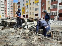 Саперы разминировали двор после ночного обстрела Харькова