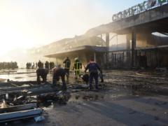 Ракетный удар по Кременчугу: на пепелище ТРЦ обнаружили почти 30 фрагментов тел