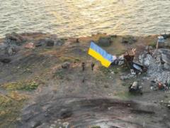 Украинские военные устанавливали флаг Украины на Змеином под риском обстрела.