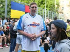 The record holder of the Ukrainian national basketball team sells a commemorative jersey to help the Ukrainian Armed Forces