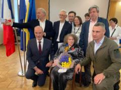 Лине Костенко вручили Орден Почетного легиона
