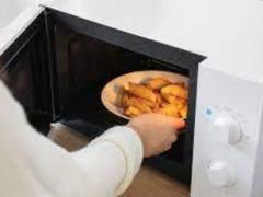 Продукты, которые опасно разогревать в микроволновке, назвал диетолог