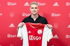Ajax continued the contract with the young Vikhovan