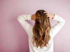 Нутрициолог рассказала, о чем свидетельствуют проблемы с волосами