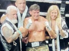 Американець став найстарішим дебютантом в історії боксу і нокаутував суперника у першому раунді