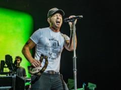 Легендарная группа OneRepublic на концерте в Торонто подняла украинский флаг
