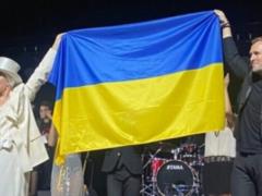 Лайма Вайкуле на концерте в Литве вышла на сцену с флагом Украины