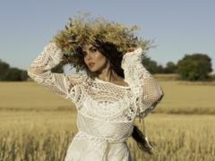 Nastya Kamensky sensitively sang about the power of love of Ukrainian women at the new track - video