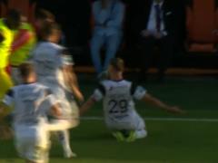 Even an opponent grabbed his head: in France, a masterpiece ball was scored from almost 40 meters