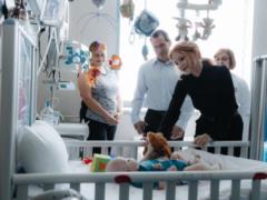 Touching pictures of the meeting of Hollywood actress Jessica Chastain with children were shown in Okhmatdet