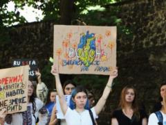 Украинцы во всем мире вышли на акции с требованием не допустить противозаконного судилища над защитниками «Азовстали»