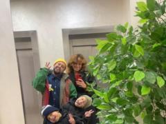 MONATIK в смешной шапочке с акулой вспомнил, как играл со своими маленькими сыновьями:  Я так за вами скучаю 