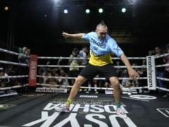 A well-known American ring announcer in Ukrainian introduced Usyk at an open training session