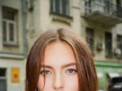 19-year-old daughter of Elena Kravets charmed with beauty on the streets of Kyiv
