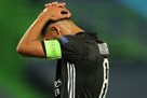 Crystal Peles tries to get in touch with the bridge between Nottingham Forest and Aouar