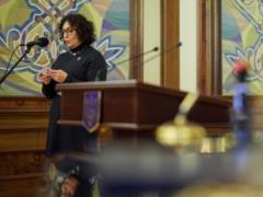 Посол Британії привітала українців із Днем Незалежності, складаючи букет із бавовни