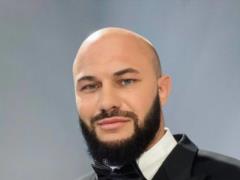Одесит Джиган, поки Росія обстрілює Україну, святкує день народження з тортом у вигляді ракети