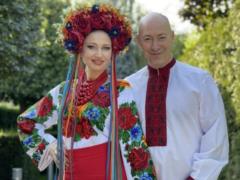 Dmitry Gordon s wife in an embroidered shirt enchanted with the performance of  