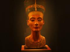 Egyptologists call for the return of the Rosetta Stone and the bust of Nefertiti: details of claims to the Louvre