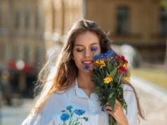 The wife of Dmitry Komarov with poppies in her hair and in a white shirt touched with a gentle photoset